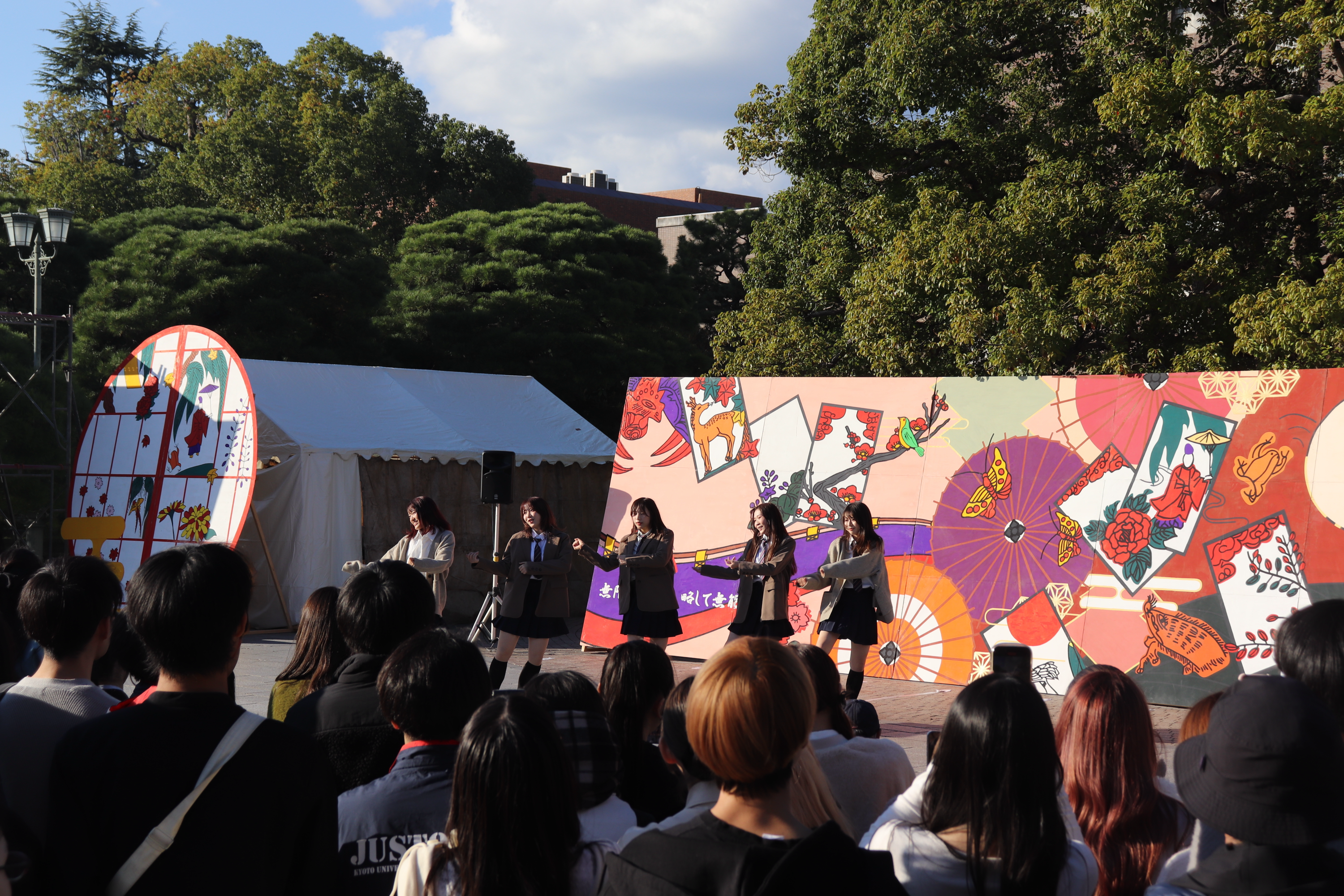 クスノキ前ステージの写真