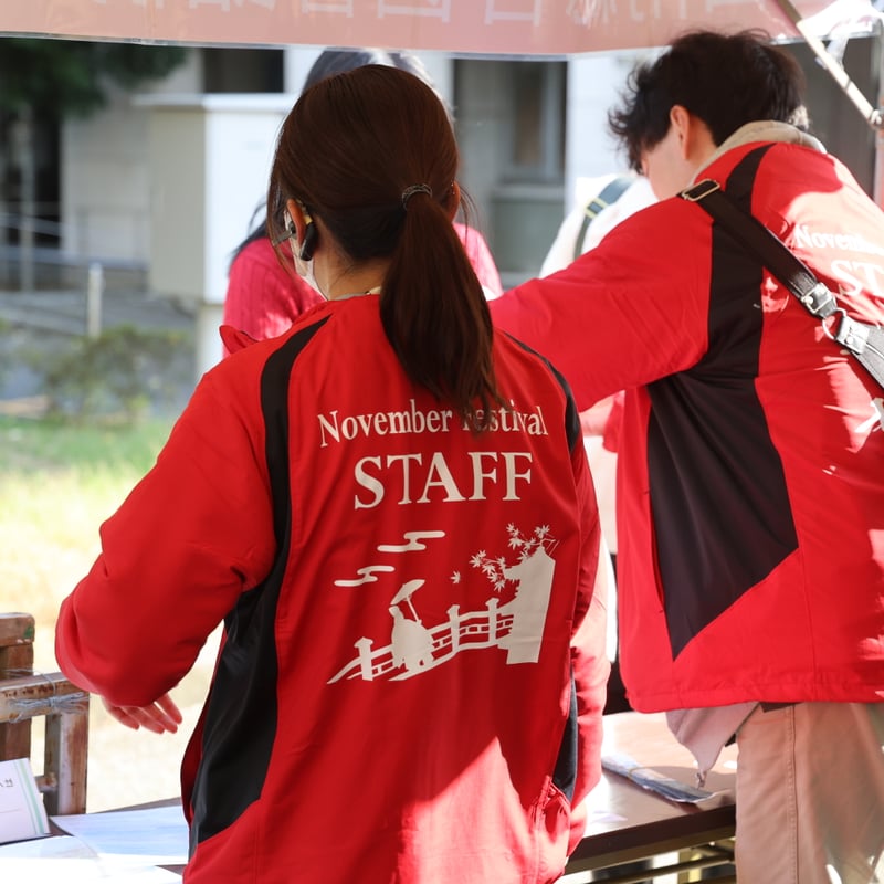 11月祭中の事務局員の様子